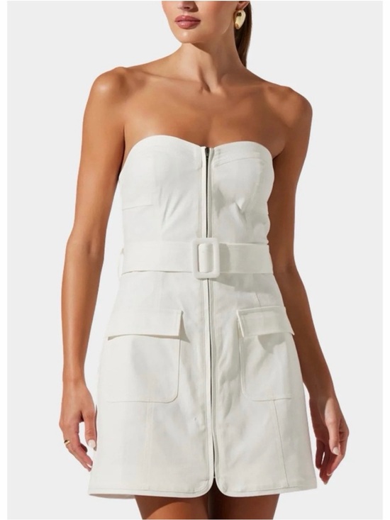 Astr Dresses & Skirts - Astr White Strapless Belted Mini Dress with Front Zip